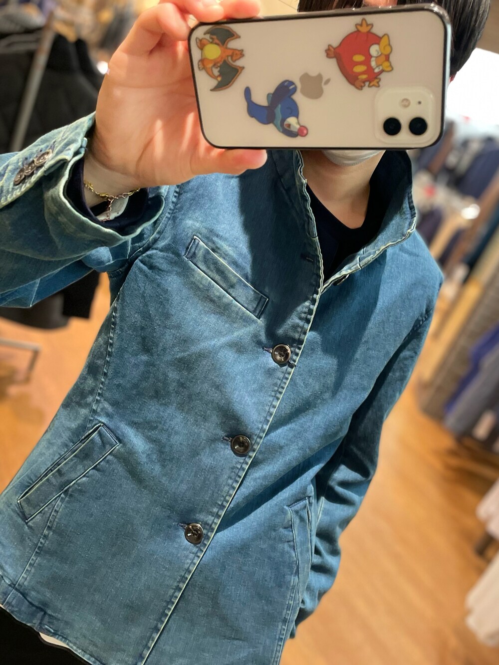 ブルー系のTシャツ/カットソー、ブルー系のデニムジャケットを着用したメンズの冬コーディネートの2枚目の写真