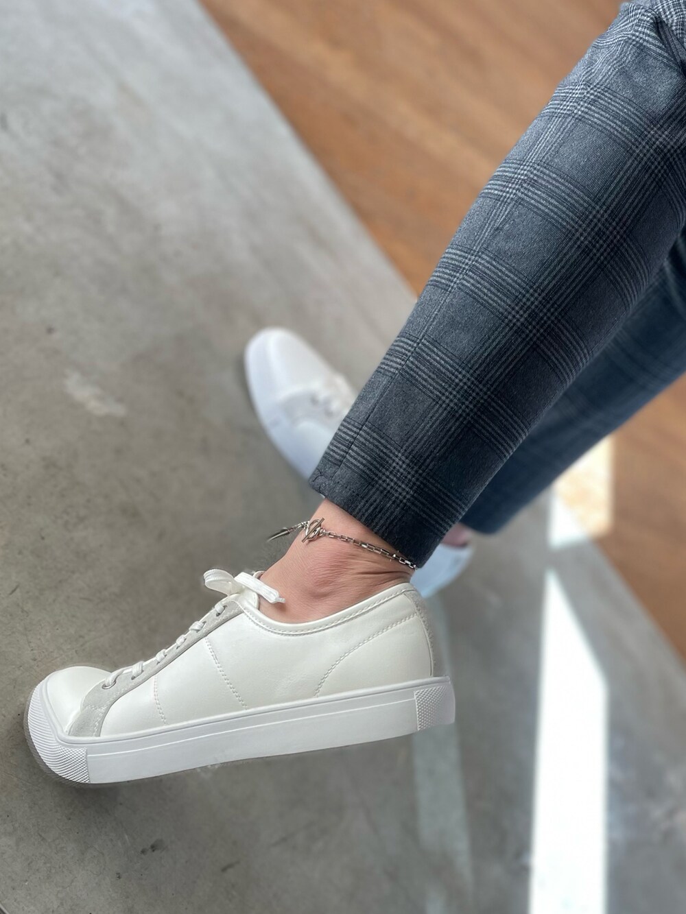 ホワイト系のスニーカーを着用したメンズの冬コーディネートの2枚目の写真