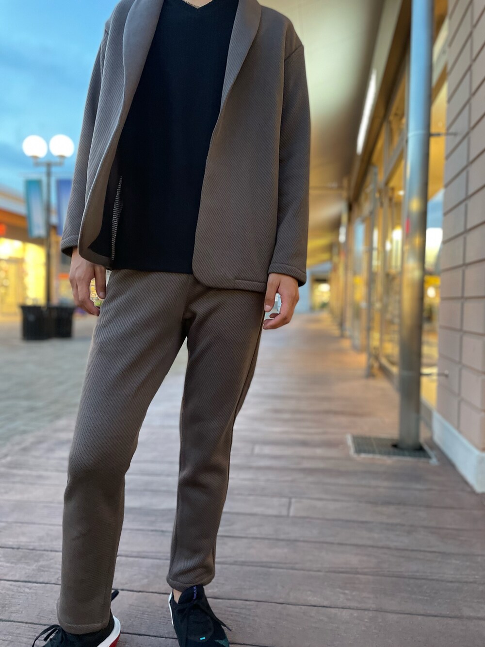 ブルー系のテーラードジャケット、ホワイト系のTシャツ/カットソー、ベージュ系のパンツを着用したメンズの秋コーディネートの2枚目の写真