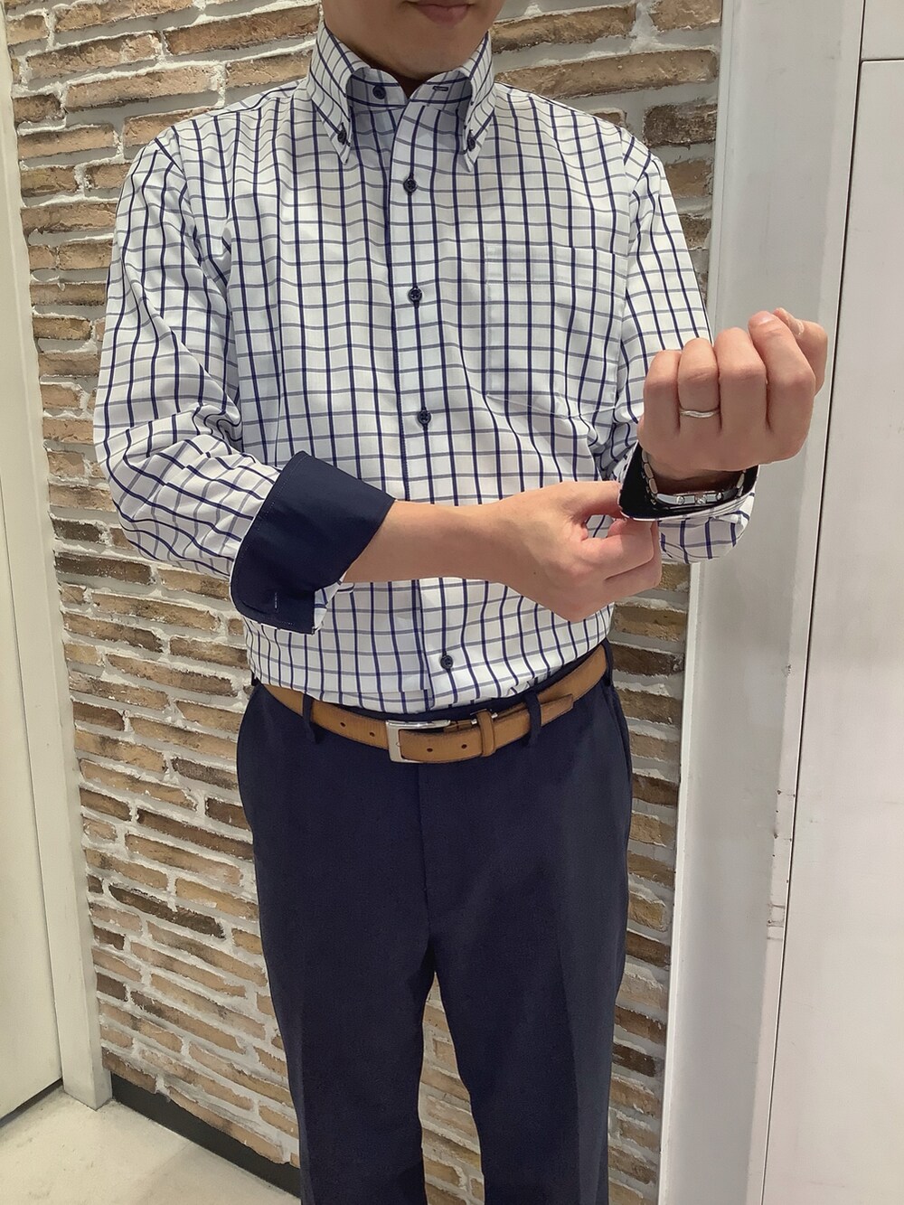 ブルー系のビジネスシャツを着用したメンズの秋コーディネートの3枚目の写真