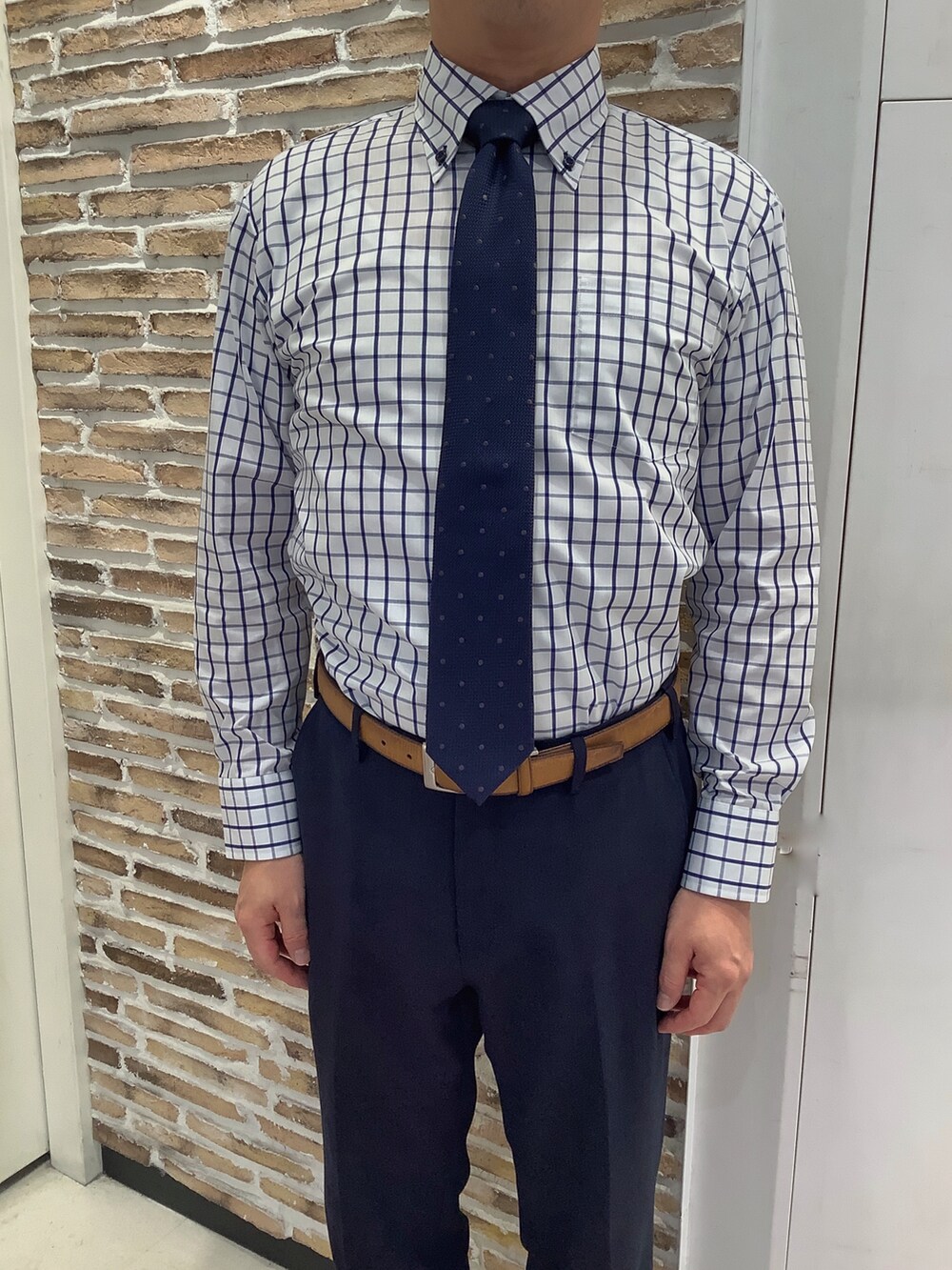 ブルー系のビジネスシャツを着用したメンズの秋コーディネートの2枚目の写真