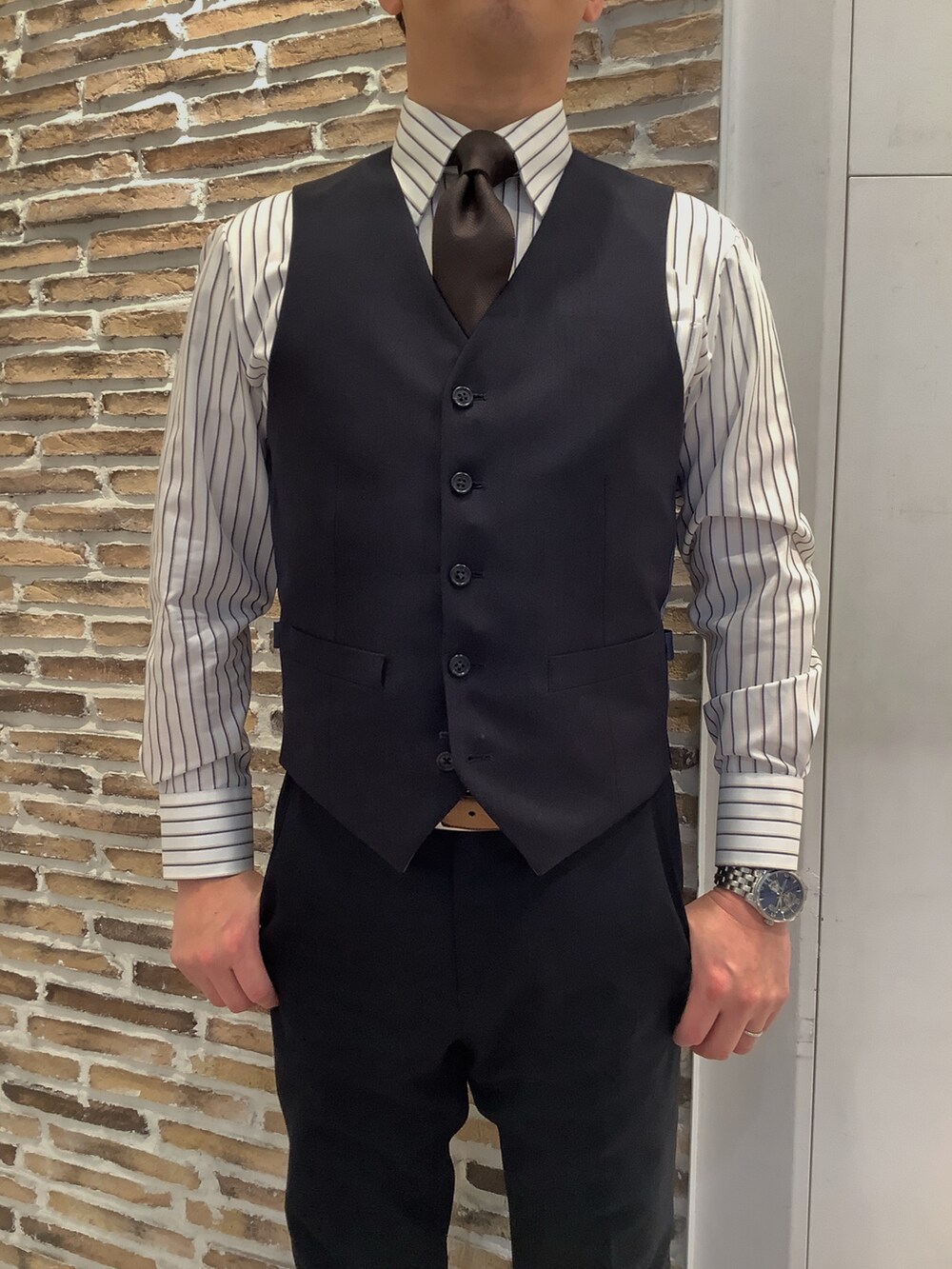 ブルー系のビジネスシャツを着用したメンズの冬コーディネートの2枚目の写真