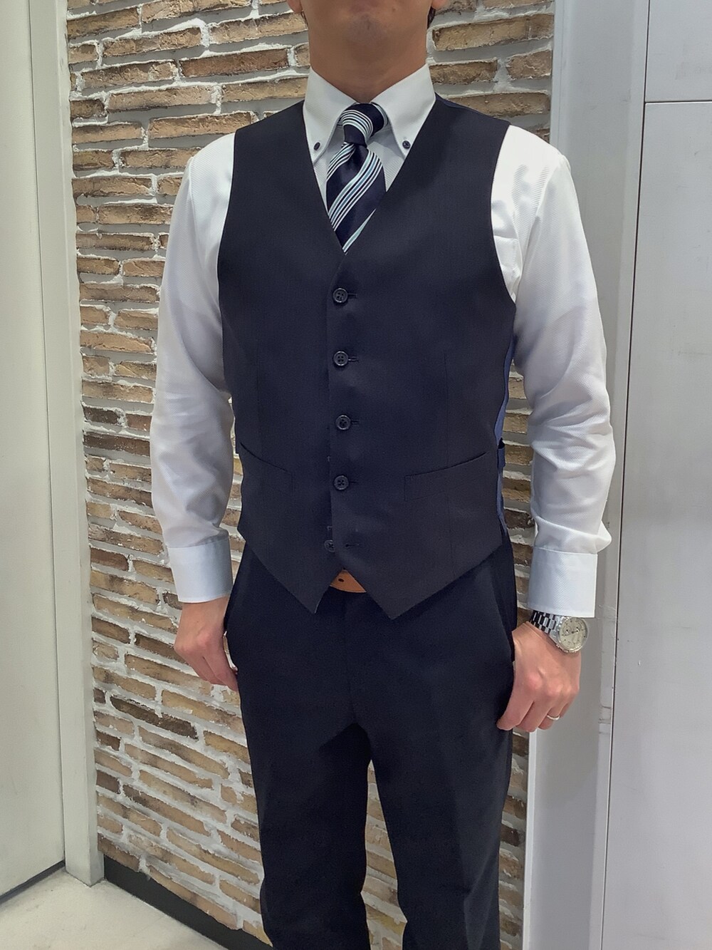 ホワイト系のビジネスシャツを着用したメンズの秋コーディネートの2枚目の写真