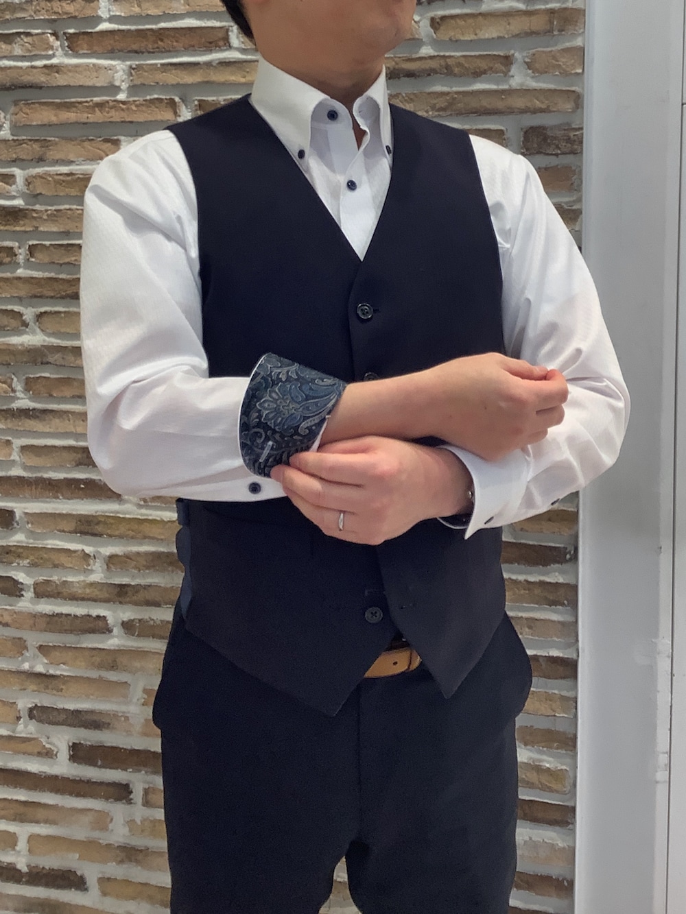 ホワイト系のビジネスシャツ、ブルー系のネクタイを着用したメンズの冬コーディネートの3枚目の写真