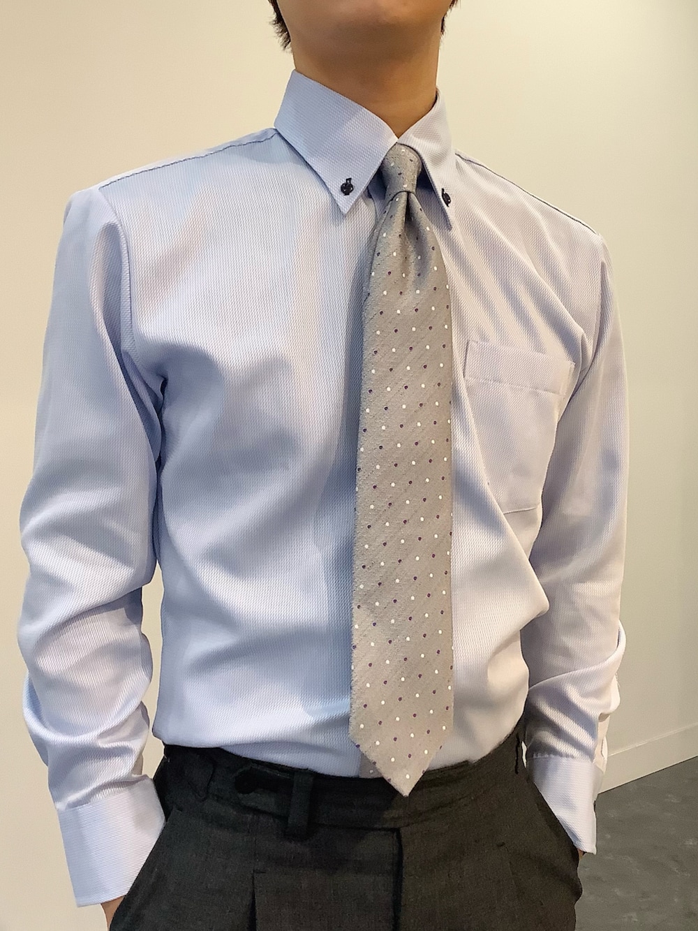 ブルー系のビジネスシャツ、グレー系のネクタイを着用したメンズの冬コーディネートの4枚目の写真