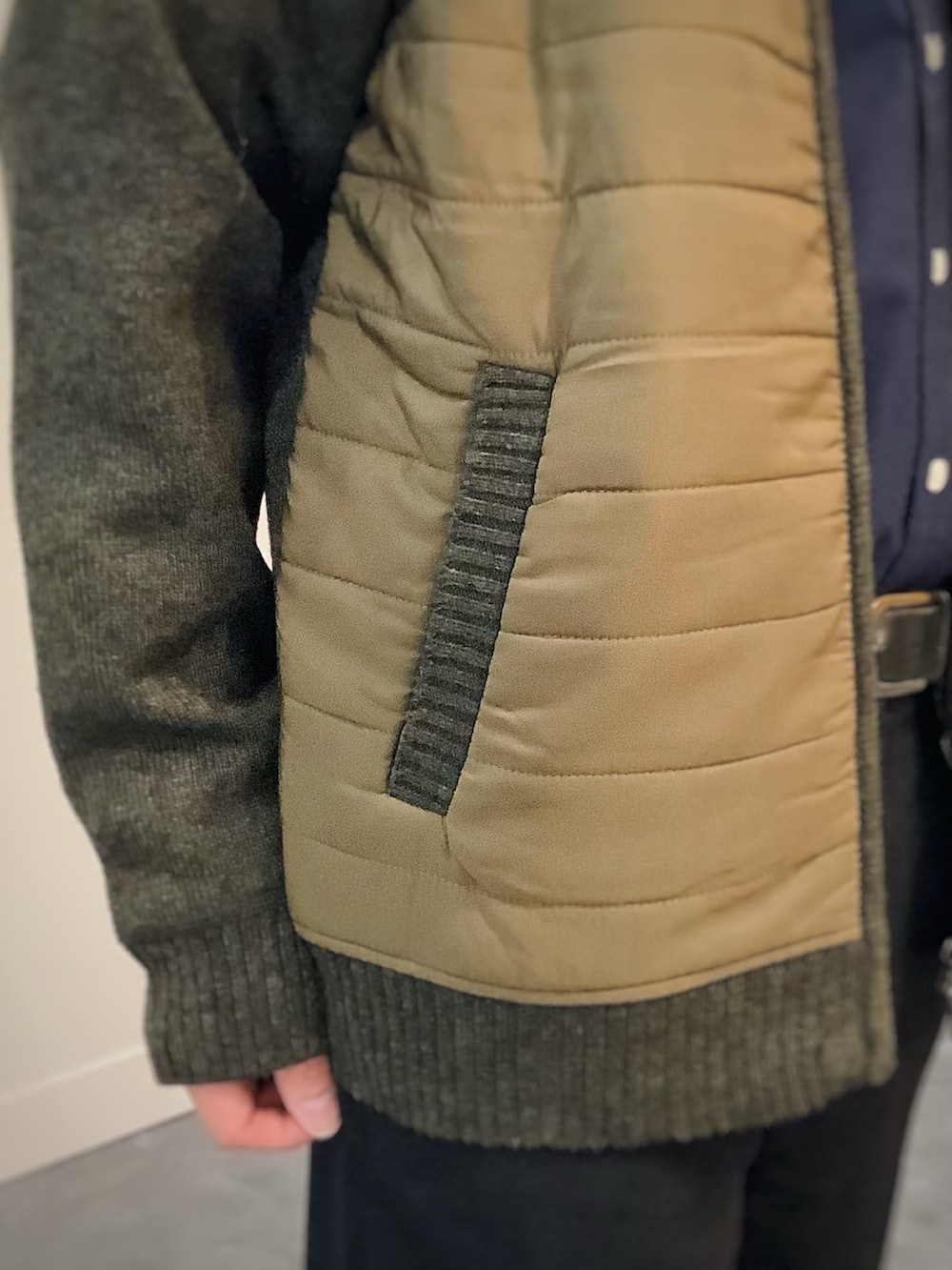 ブルー系のシャツ/ブラウス、グリーン系のブルゾンを着用したメンズの秋コーディネートの6枚目の写真