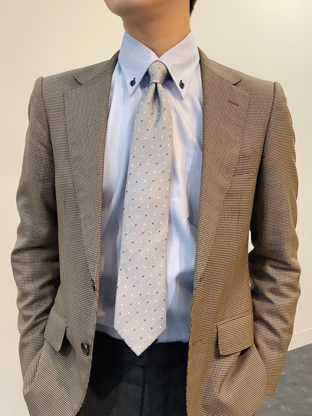 ブルー系のビジネスシャツ、グレー系のネクタイを着用したメンズの冬コーディネートの2枚目の写真