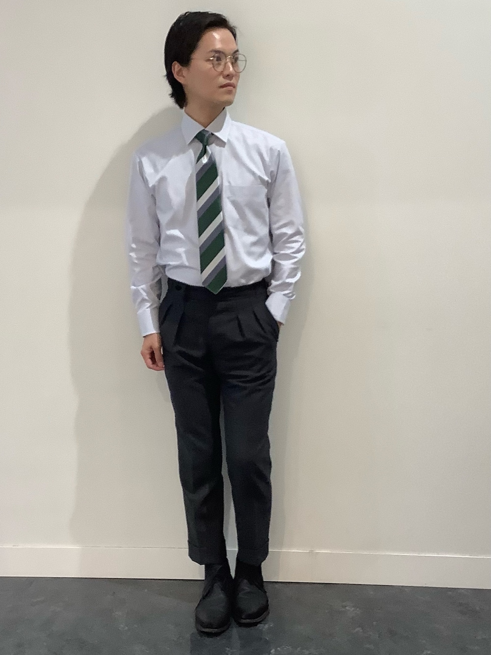 ホワイト系のビジネスシャツ、ブルー系のビジネスシャツ、ブルー系のネクタイを着用したメンズの秋コーディネートの2枚目の写真