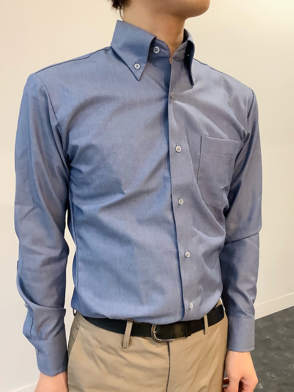 ブルー系のベスト、ブルー系のビジネスシャツを着用したメンズの冬コーディネートの4枚目の写真