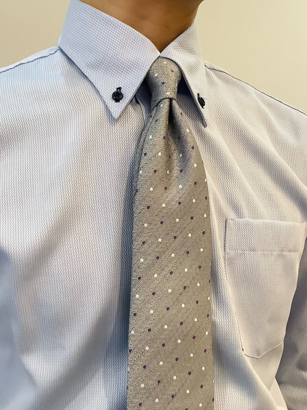 ブルー系のビジネスシャツ、グレー系のネクタイを着用したメンズの冬コーディネートの5枚目の写真