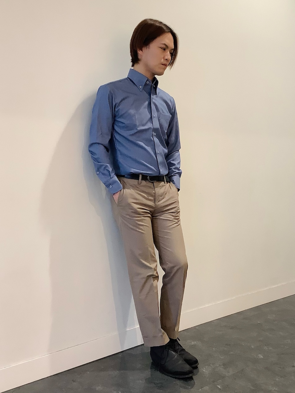 ブルー系のベスト、ブルー系のビジネスシャツを着用したメンズの冬コーディネートの3枚目の写真