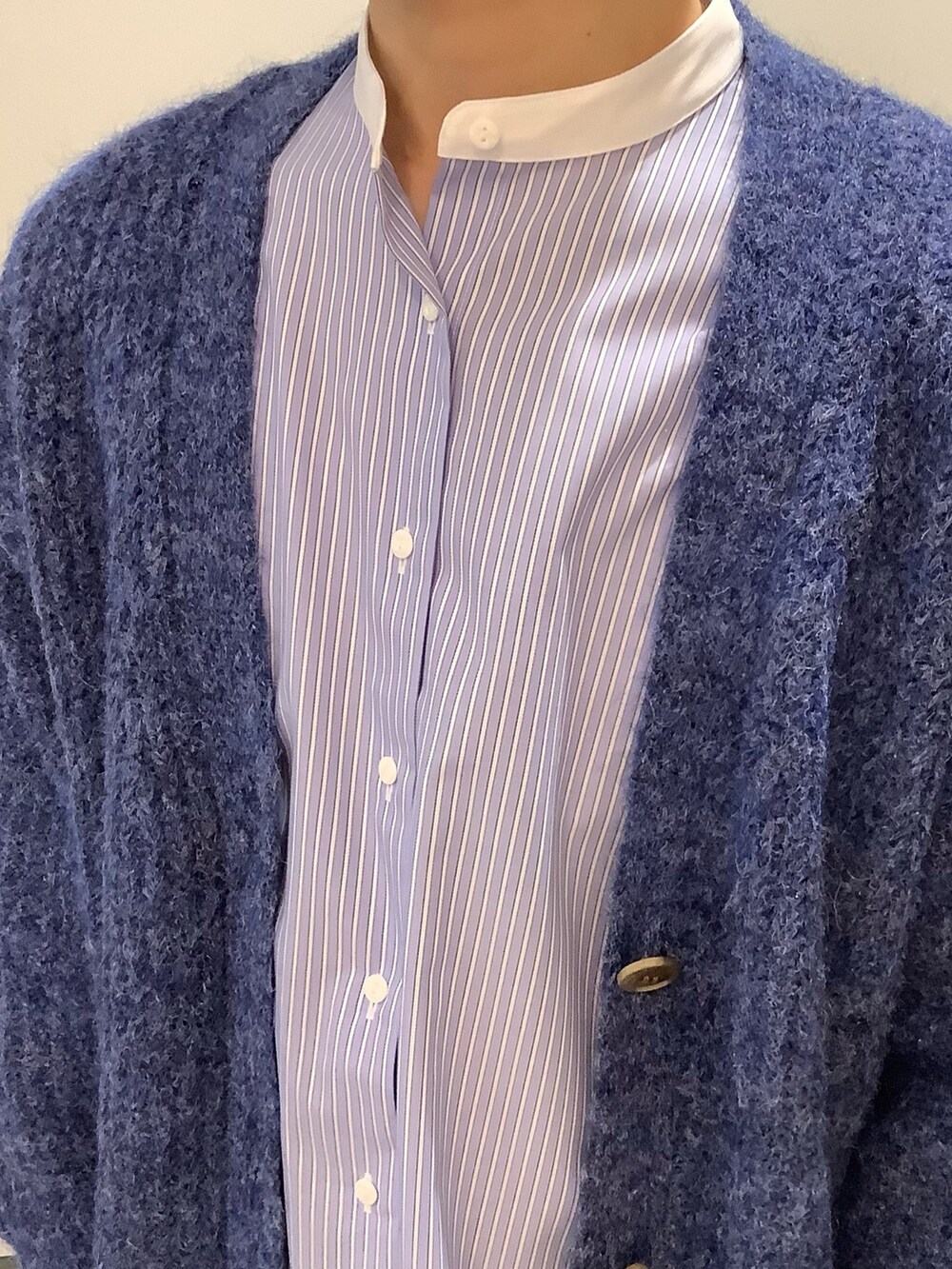 ブルー系のカーディガン/ボレロ、ブルー系のシャツ/ブラウス、ブルー系のスラックスを着用したメンズの冬コーディネートの4枚目の写真