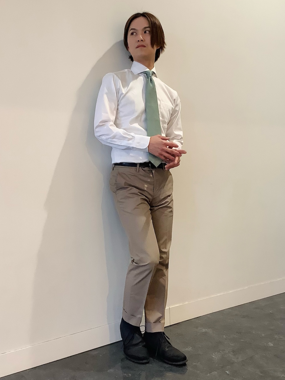 ブルー系のテーラードジャケット、ホワイト系のビジネスシャツ、グリーン系のネクタイを着用したメンズの冬コーディネートの3枚目の写真