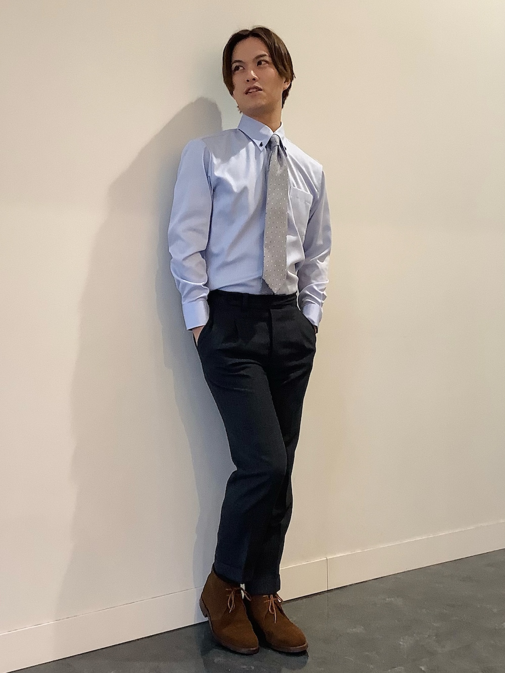 ブルー系のビジネスシャツ、グレー系のネクタイを着用したメンズの冬コーディネートの3枚目の写真