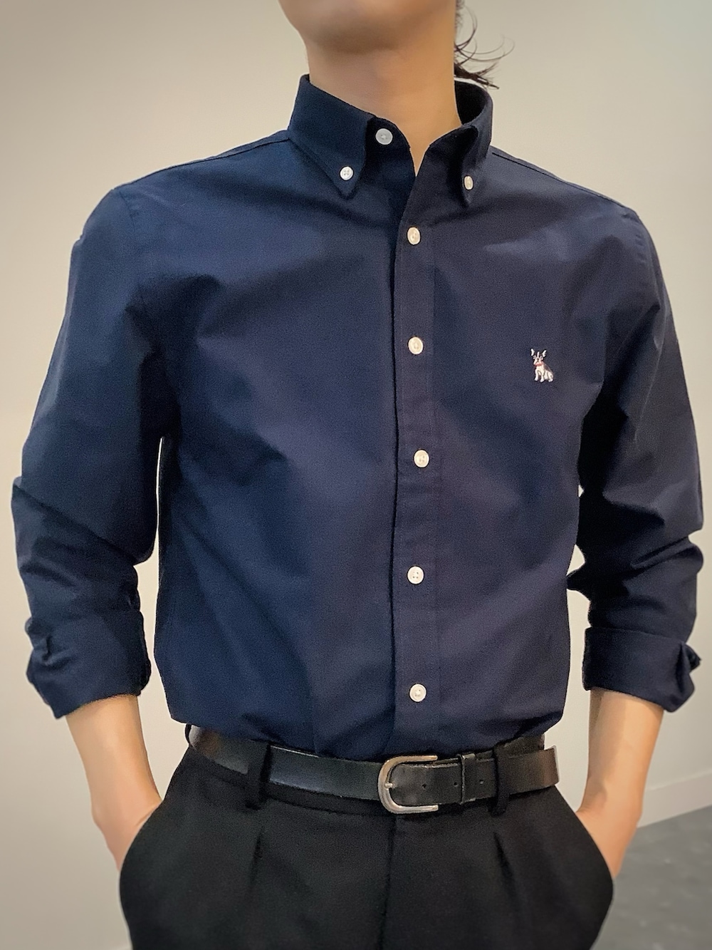 ブルー系のシャツ/ブラウス、グリーン系のブルゾンを着用したメンズの秋コーディネートの8枚目の写真