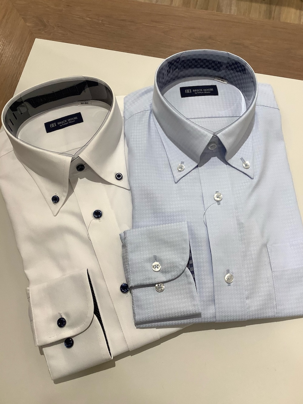 ホワイト系のビジネスシャツ、ブルー系のビジネスシャツ、ブルー系のネクタイを着用したメンズの秋コーディネートの3枚目の写真