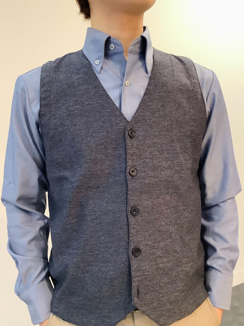 ブルー系のベスト、ブルー系のビジネスシャツを着用したメンズの冬コーディネートの2枚目の写真