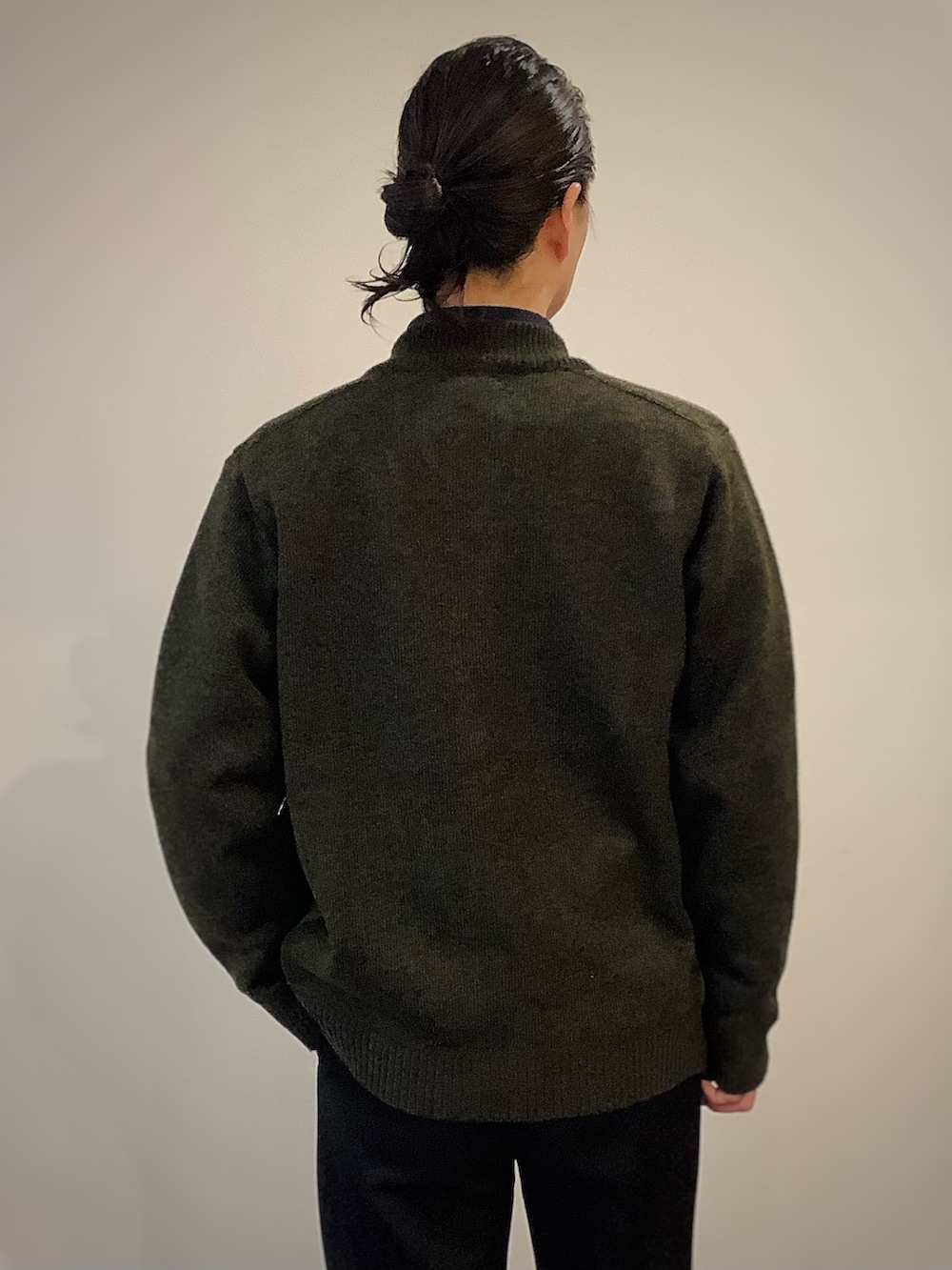 ブルー系のシャツ/ブラウス、グリーン系のブルゾンを着用したメンズの秋コーディネートの5枚目の写真