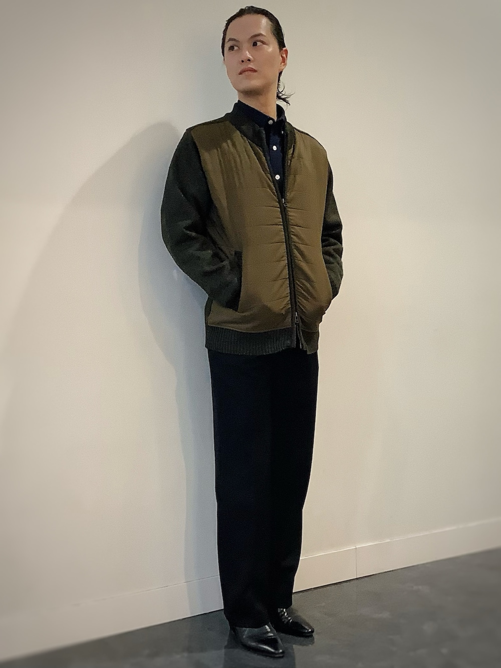 ブルー系のシャツ/ブラウス、グリーン系のブルゾンを着用したメンズの秋コーディネートの3枚目の写真