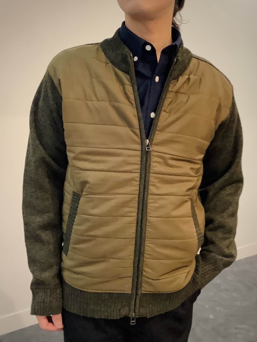 ブルー系のシャツ/ブラウス、グリーン系のブルゾンを着用したメンズの秋コーディネートの4枚目の写真