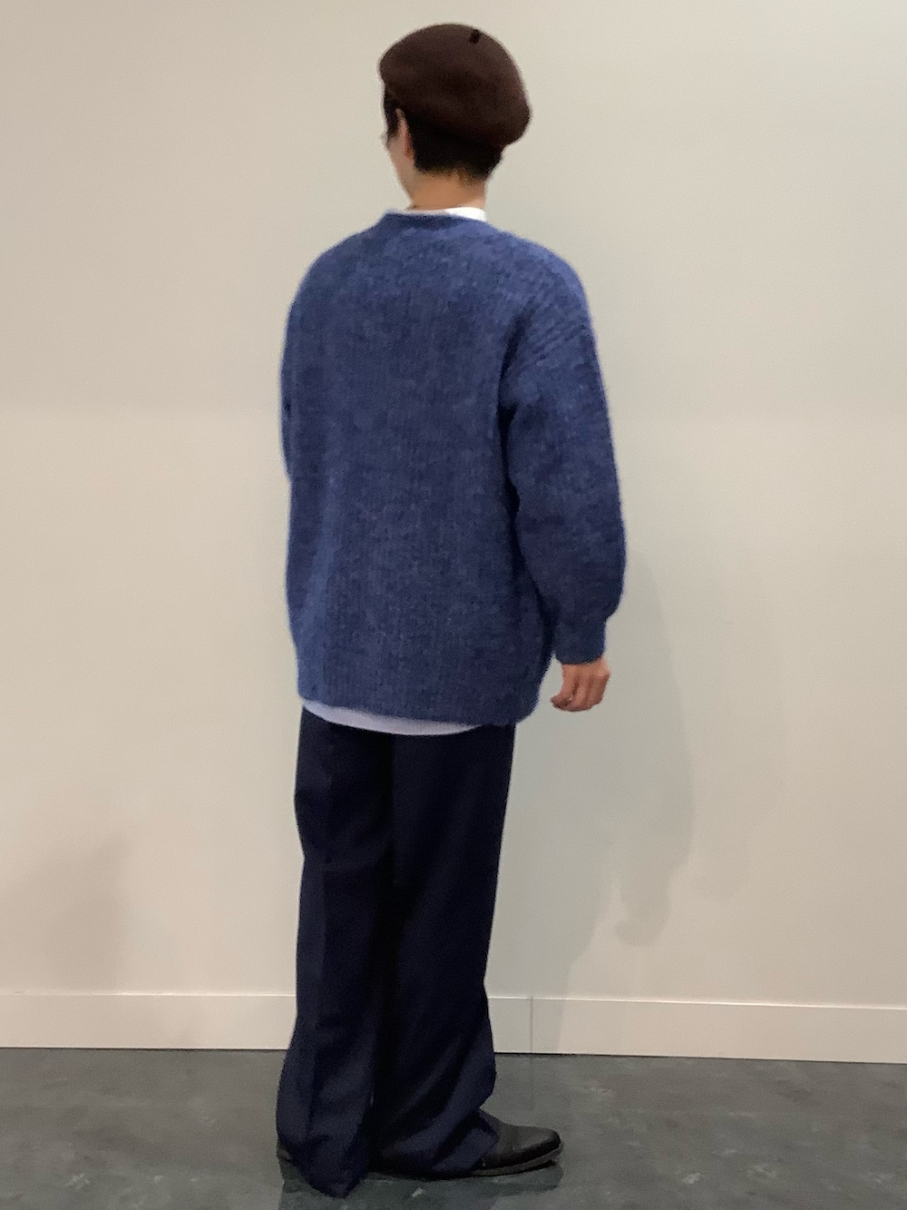 ブルー系のカーディガン/ボレロ、ブルー系のシャツ/ブラウス、ブルー系のスラックスを着用したメンズの冬コーディネートの3枚目の写真