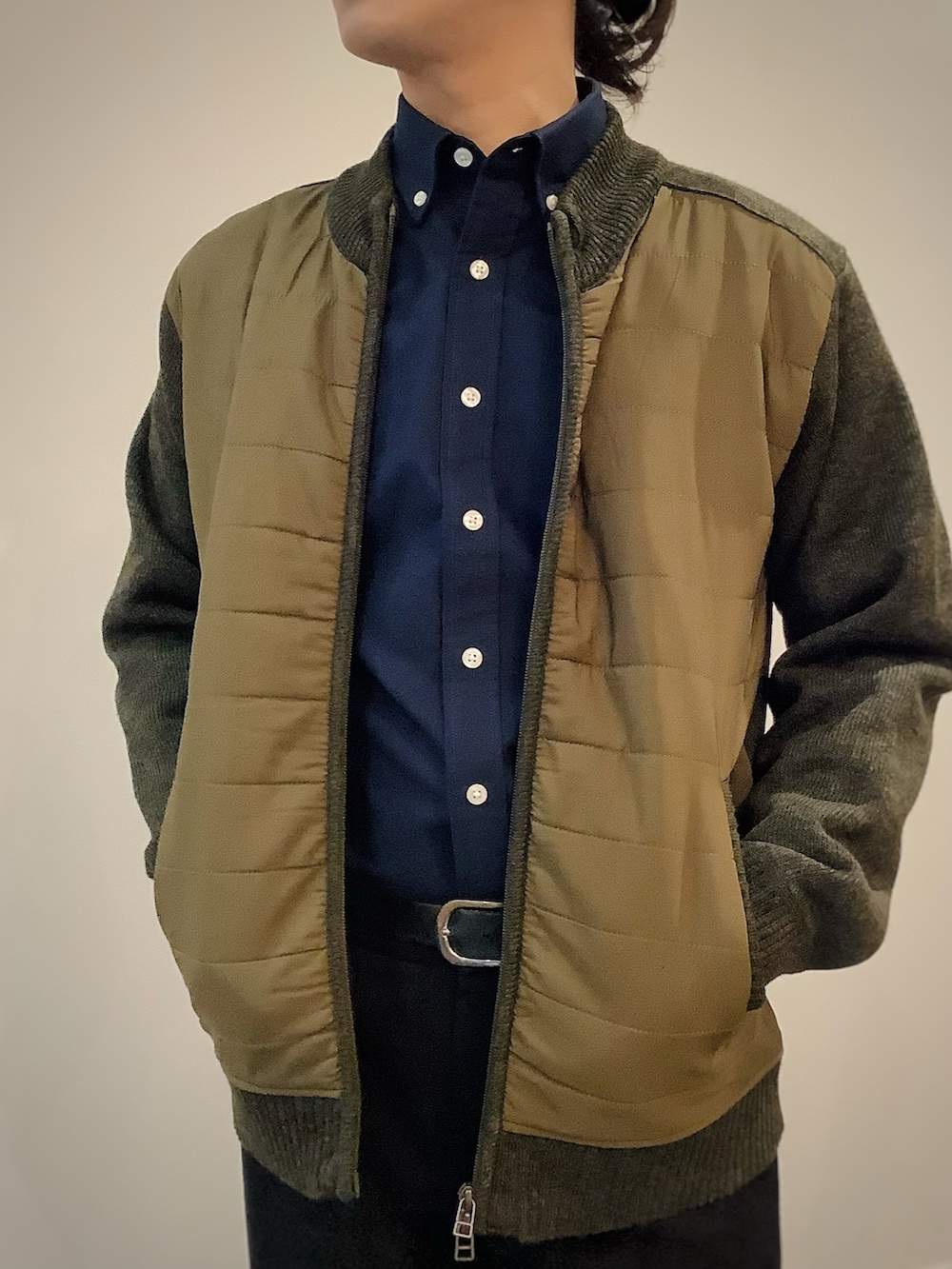 ブルー系のシャツ/ブラウス、グリーン系のブルゾンを着用したメンズの秋コーディネートの2枚目の写真