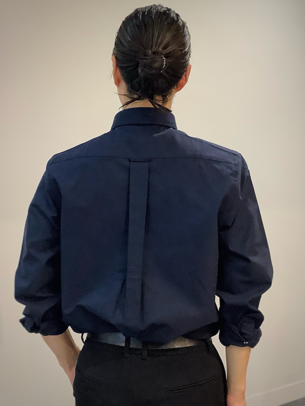 ブルー系のシャツ/ブラウス、グリーン系のブルゾンを着用したメンズの秋コーディネートの9枚目の写真