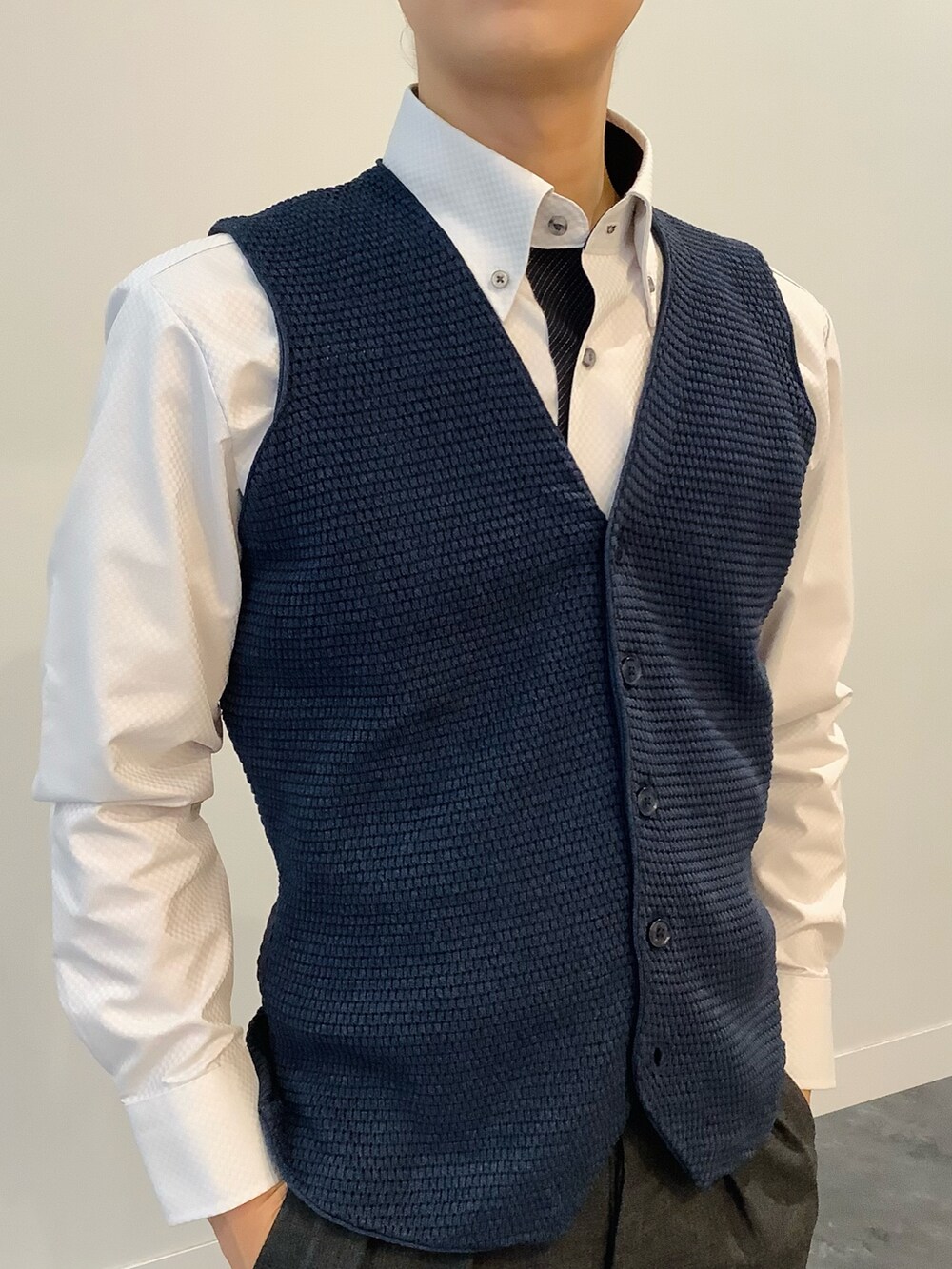 ブルー系のベスト、グレー系のビジネスシャツを着用したメンズの夏コーディネートの2枚目の写真