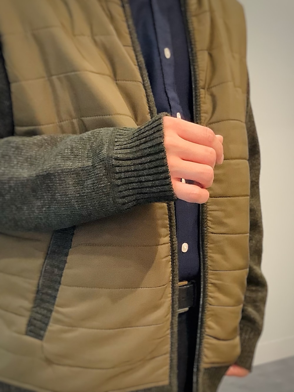 ブルー系のシャツ/ブラウス、グリーン系のブルゾンを着用したメンズの秋コーディネートの7枚目の写真