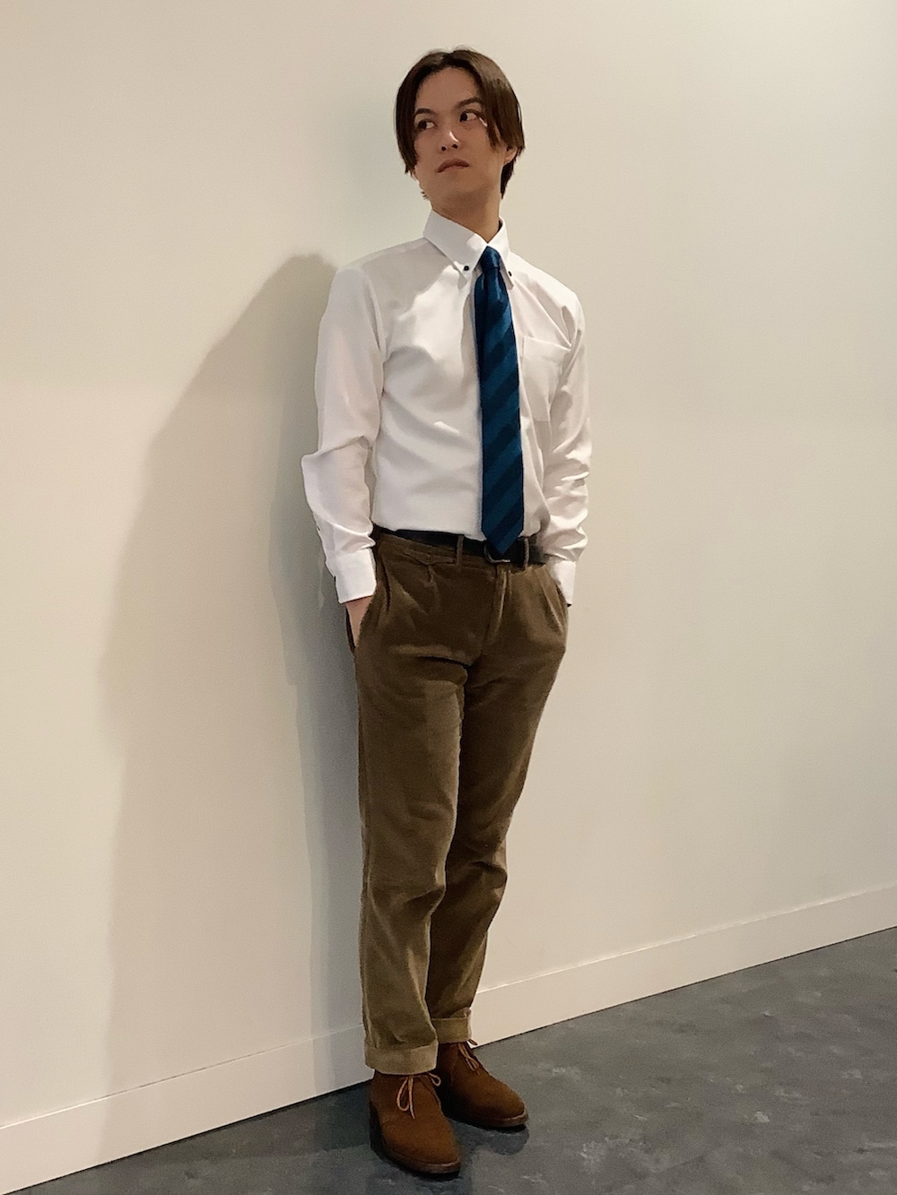 ホワイト系のビジネスシャツ、ブルー系のネクタイ、ブラウン系のベストを着用したメンズの冬コーディネートの5枚目の写真