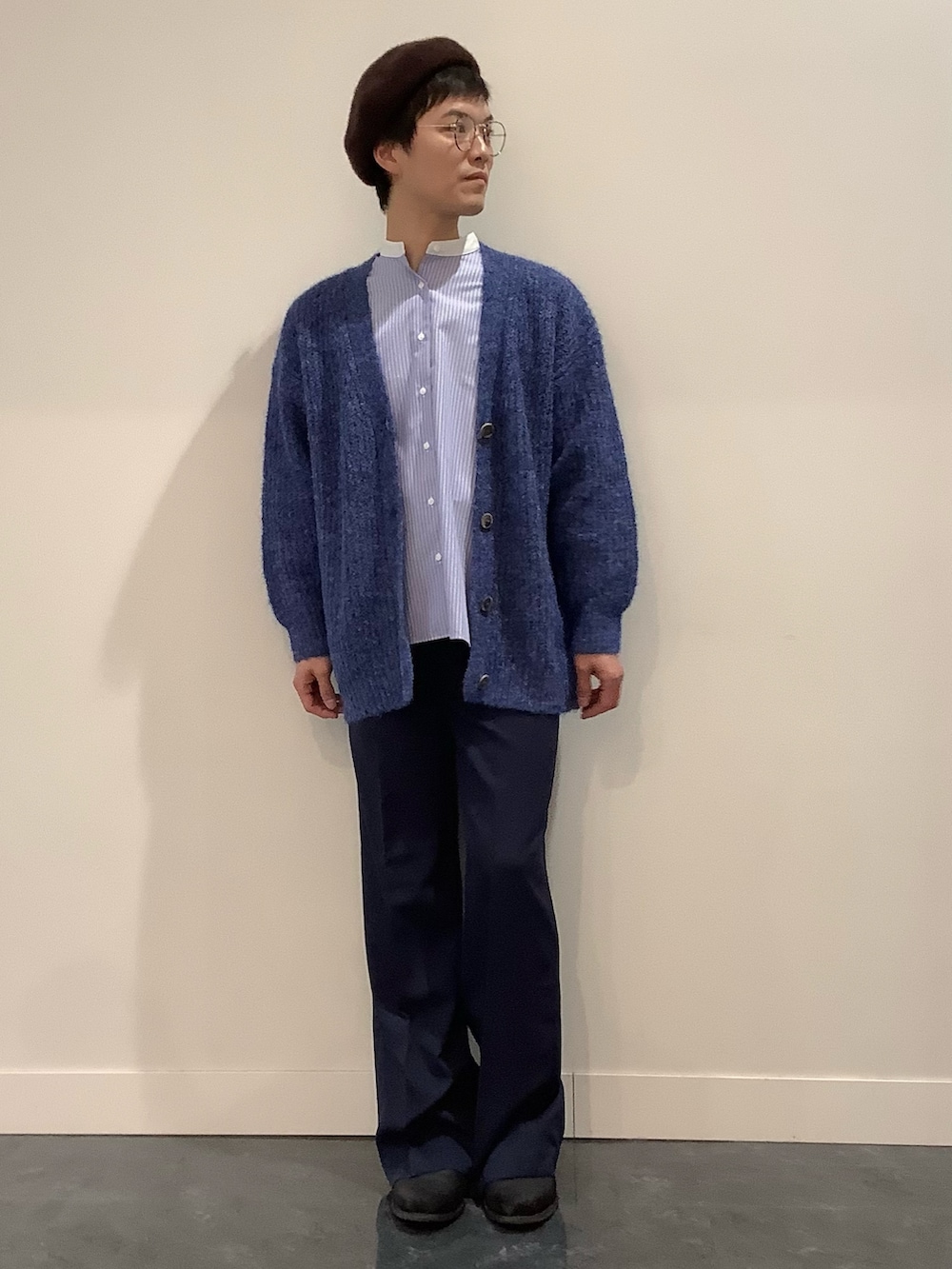 ブルー系のカーディガン/ボレロ、ブルー系のシャツ/ブラウス、ブルー系のスラックスを着用したメンズの冬コーディネートの2枚目の写真