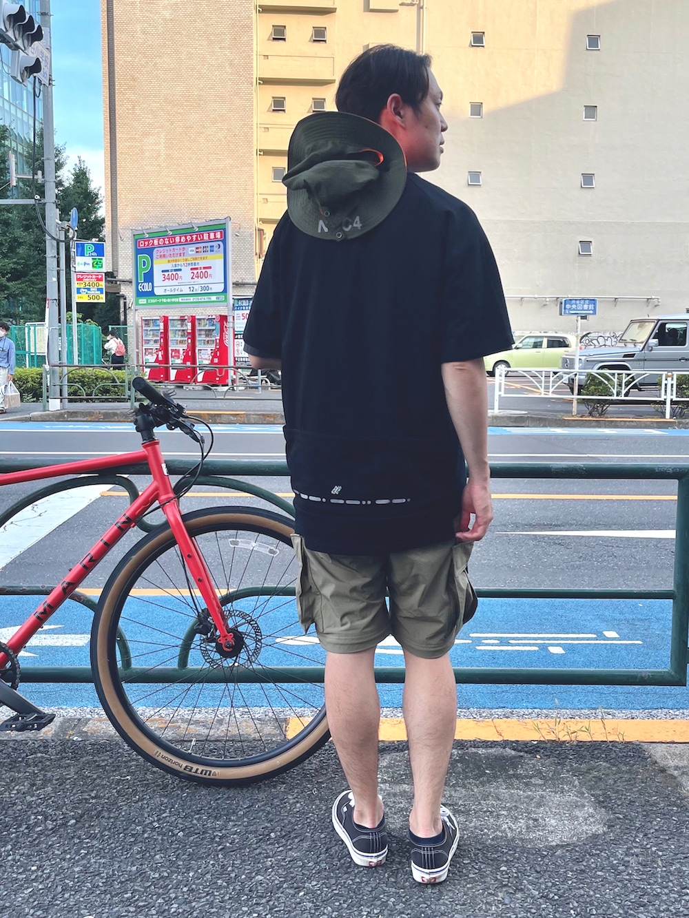 ブラック系のTシャツ/カットソー、ベージュ系のカーゴパンツを着用したメンズの夏コーディネートの2枚目の写真