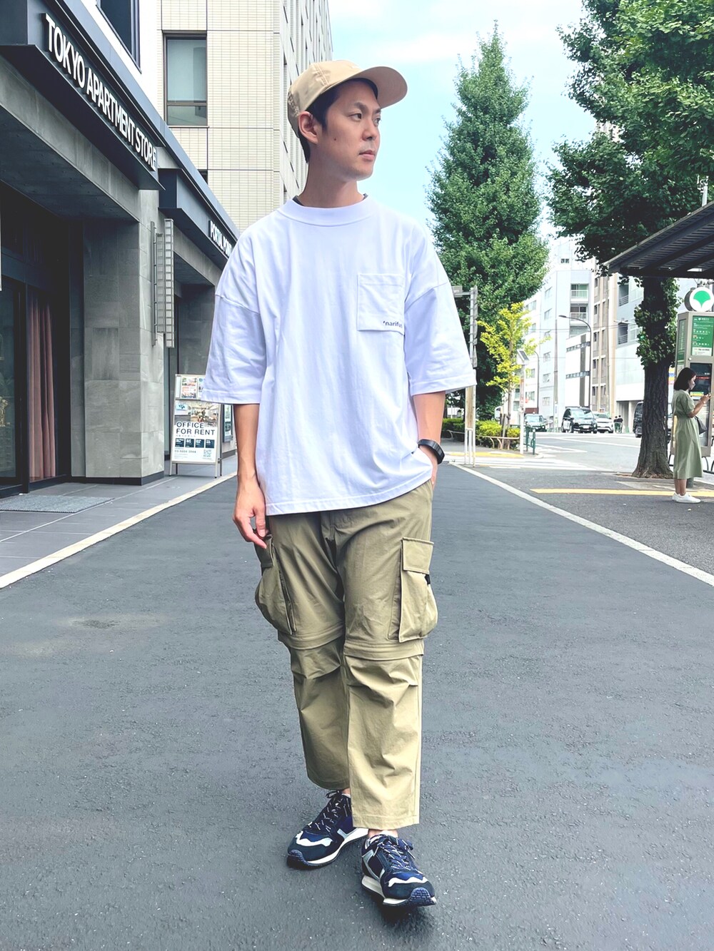 ホワイト系のTシャツ/カットソー、ベージュ系のカーゴパンツ、ベージュ系のキャップを着用したメンズの夏コーディネートの3枚目の写真