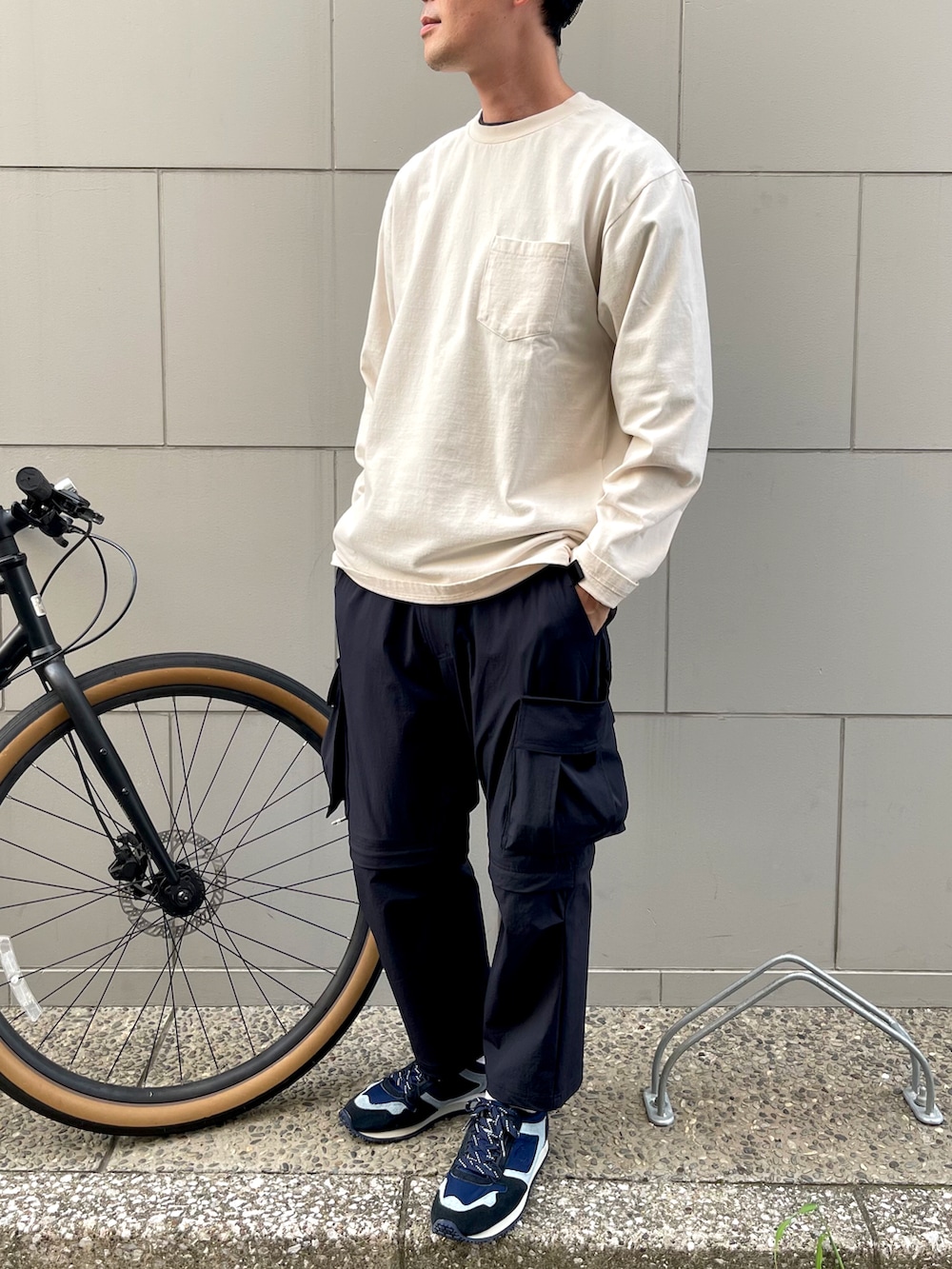 ホワイト系のTシャツ/カットソー、ブルー系のカーゴパンツを着用したメンズの夏コーディネートの2枚目の写真