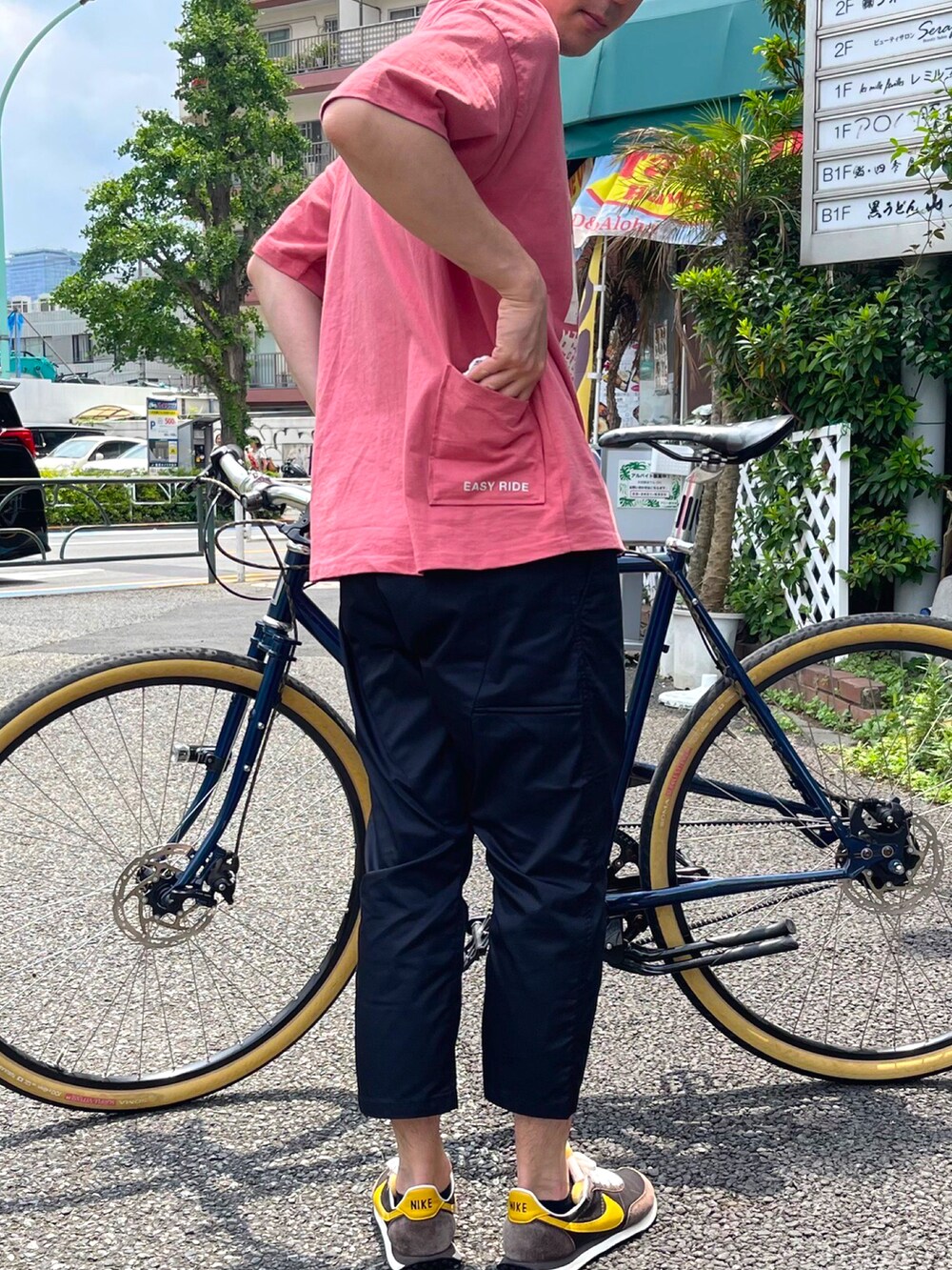 ピンク系のTシャツ/カットソー、ブラック系のその他パンツを着用したメンズの夏コーディネートの2枚目の写真