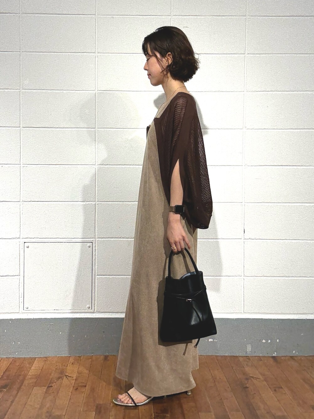 ベージュ系のワンピース、ブラウン系のカーディガン/ボレロを着用したレディースの夏コーディネートの2枚目の写真