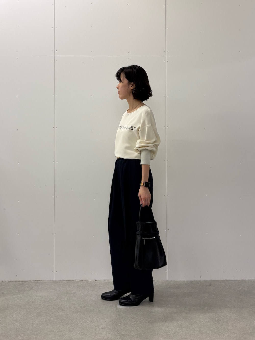 ブルー系のその他パンツ、ブラック系のトートバッグ、ホワイト系のTシャツ/カットソーを着用したレディースの秋コーディネートの2枚目の写真