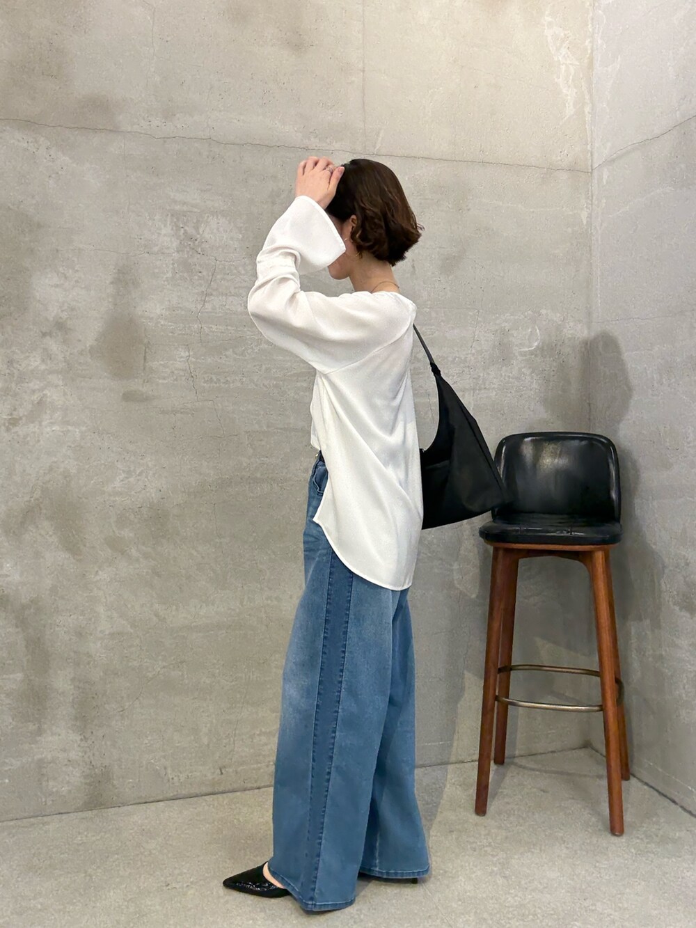 ブルー系のデニムパンツ、ホワイト系のシャツ/ブラウス、ブラック系のパンプスを着用したレディースの夏コーディネートの2枚目の写真