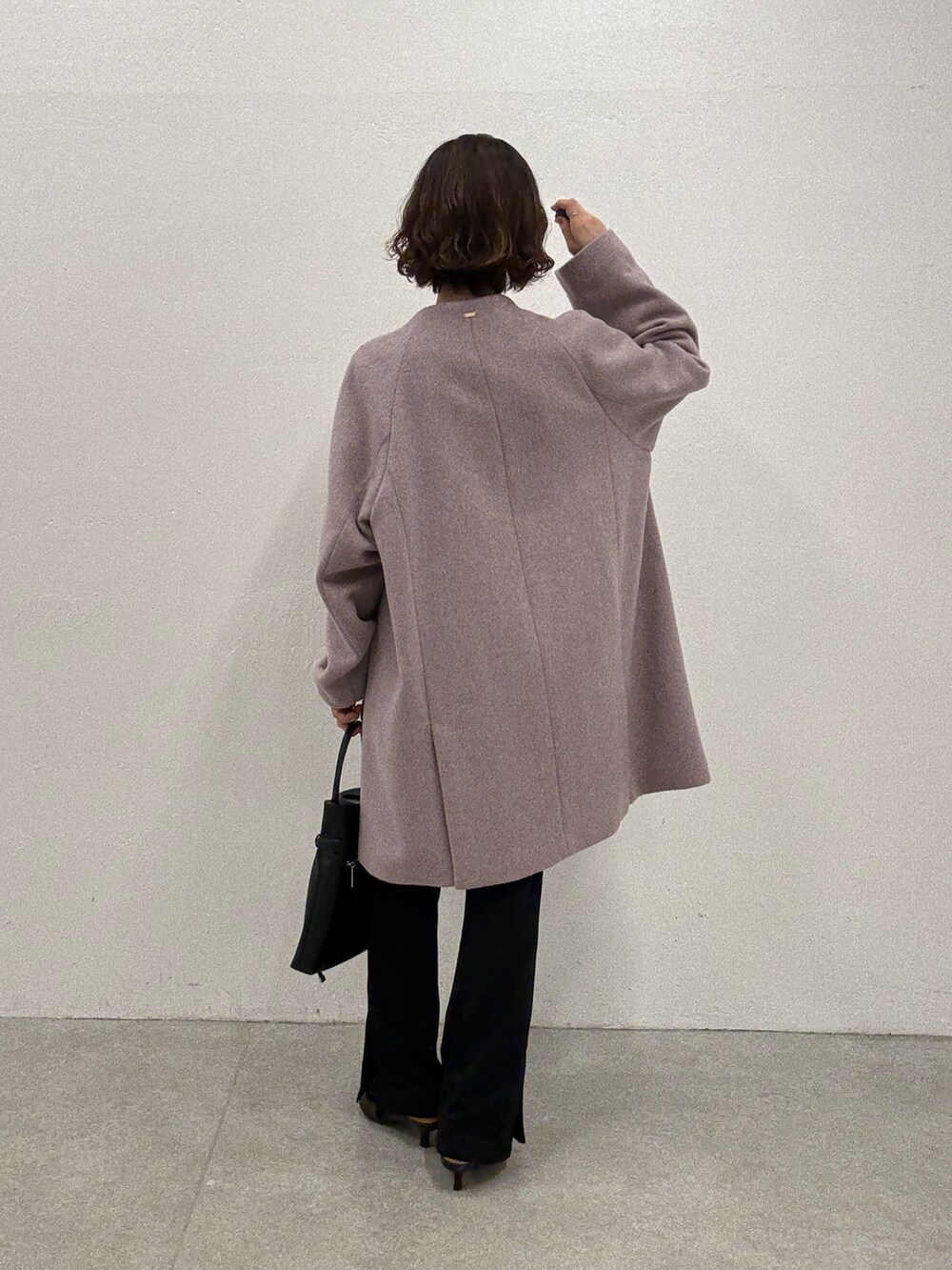 ピンク系のその他アウター、ブラック系のその他パンツ、ホワイト系のTシャツ/カットソーを着用したレディースの秋コーディネートの3枚目の写真