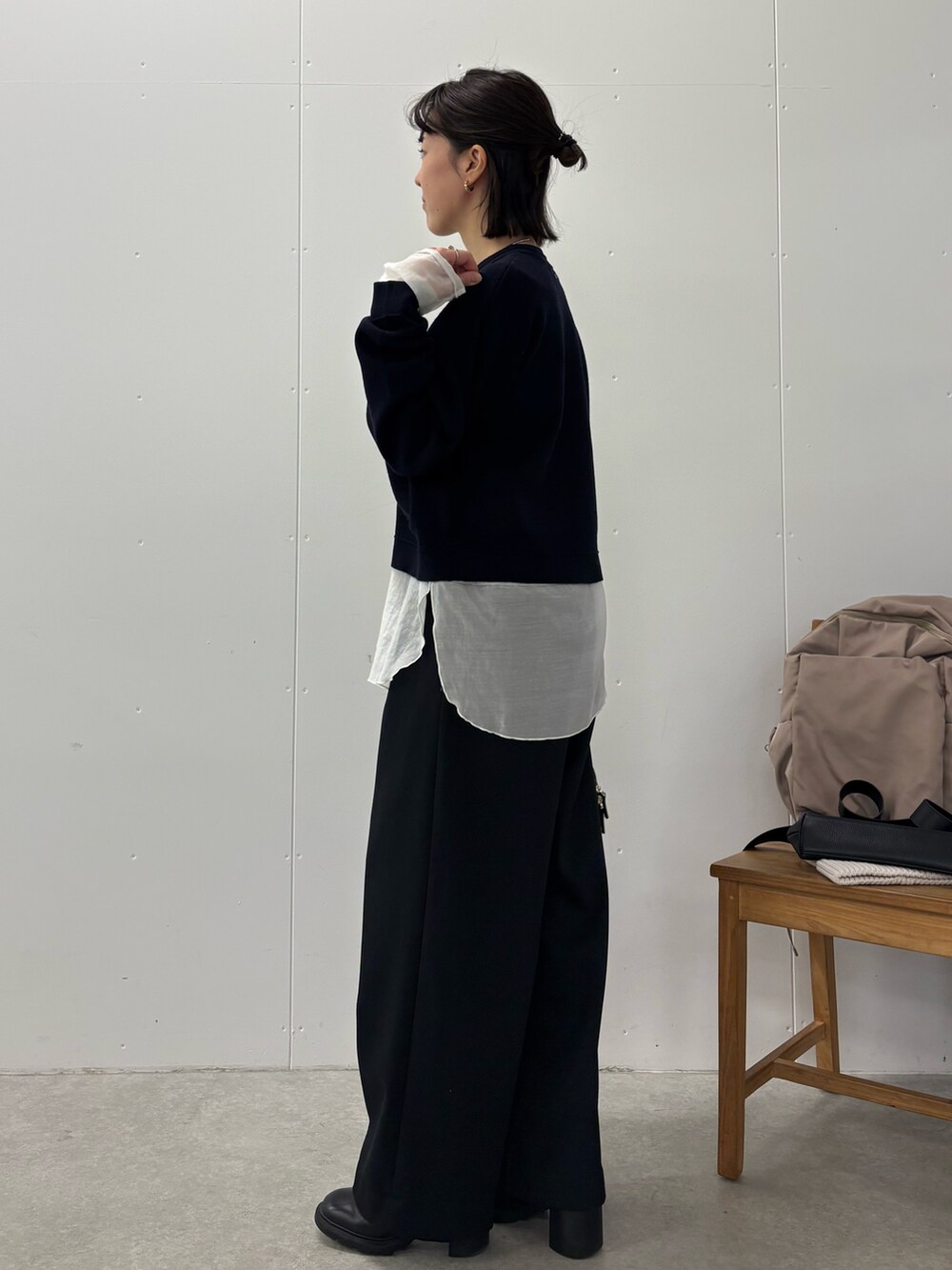 ブルー系のカーディガン/ボレロ、ブラック系のその他パンツ、ホワイト系のTシャツ/カットソーを着用したレディースの冬コーディネートの4枚目の写真