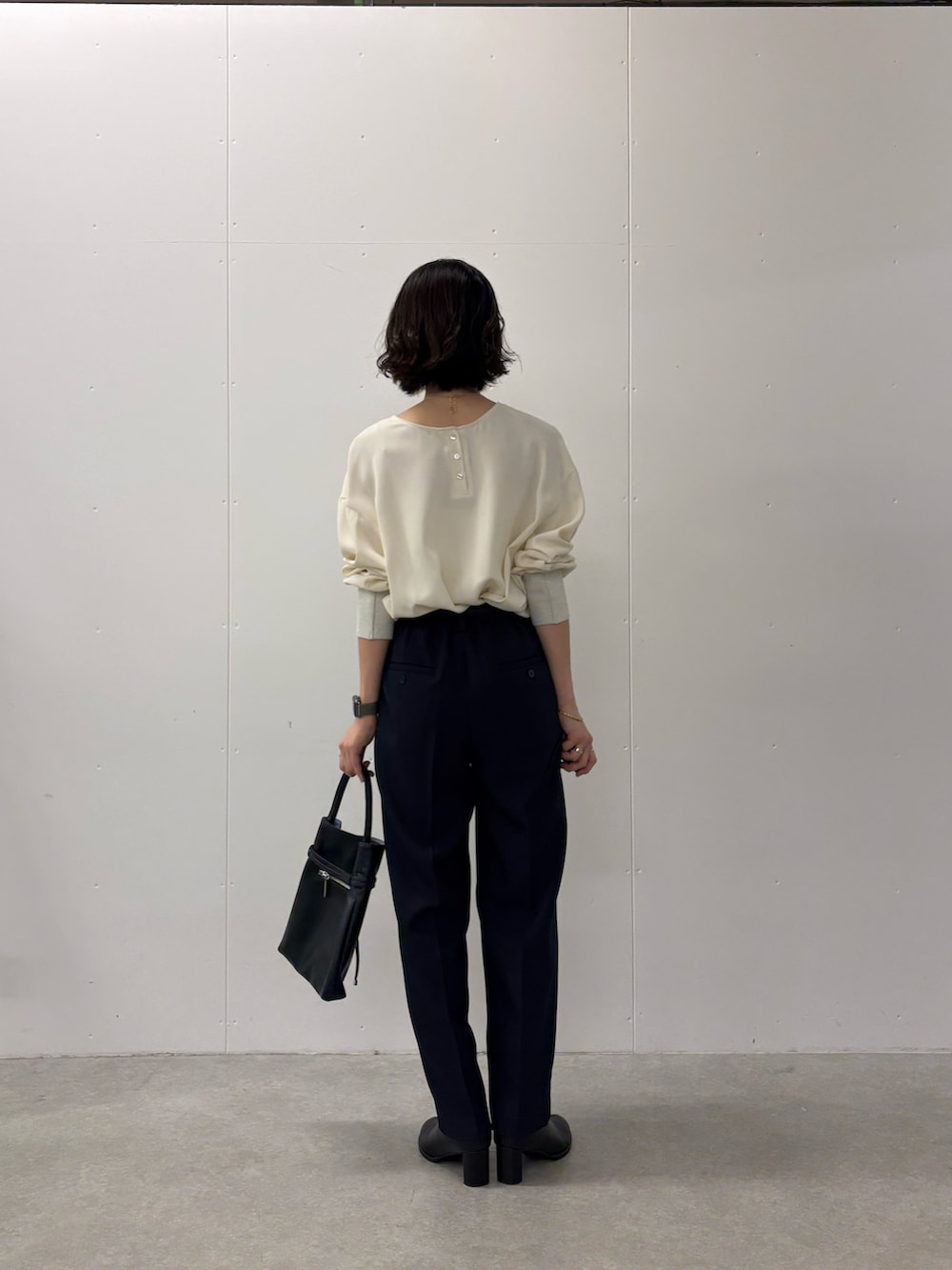 ブルー系のその他パンツ、ブラック系のトートバッグ、ホワイト系のTシャツ/カットソーを着用したレディースの秋コーディネートの3枚目の写真