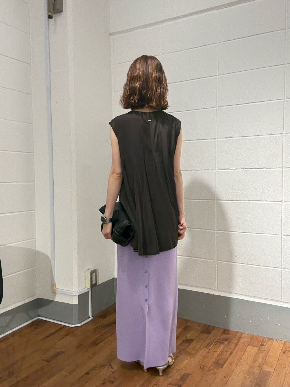 ブラック系のショルダーバッグ、ブラウン系のシャツ/ブラウス、パープル系のスカートを着用したレディースの夏コーディネートの3枚目の写真