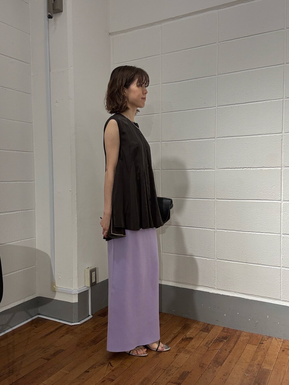 ブラック系のショルダーバッグ、ブラウン系のシャツ/ブラウス、パープル系のスカートを着用したレディースの夏コーディネートの4枚目の写真