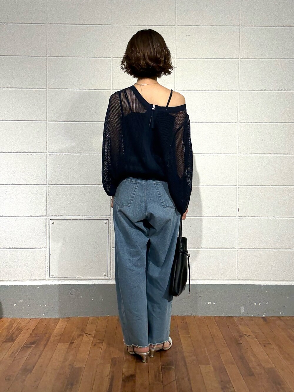 ブルー系のカーディガン/ボレロ、ブルー系のデニムパンツ、シルバー系のネックレスを着用したレディースの夏コーディネートの3枚目の写真