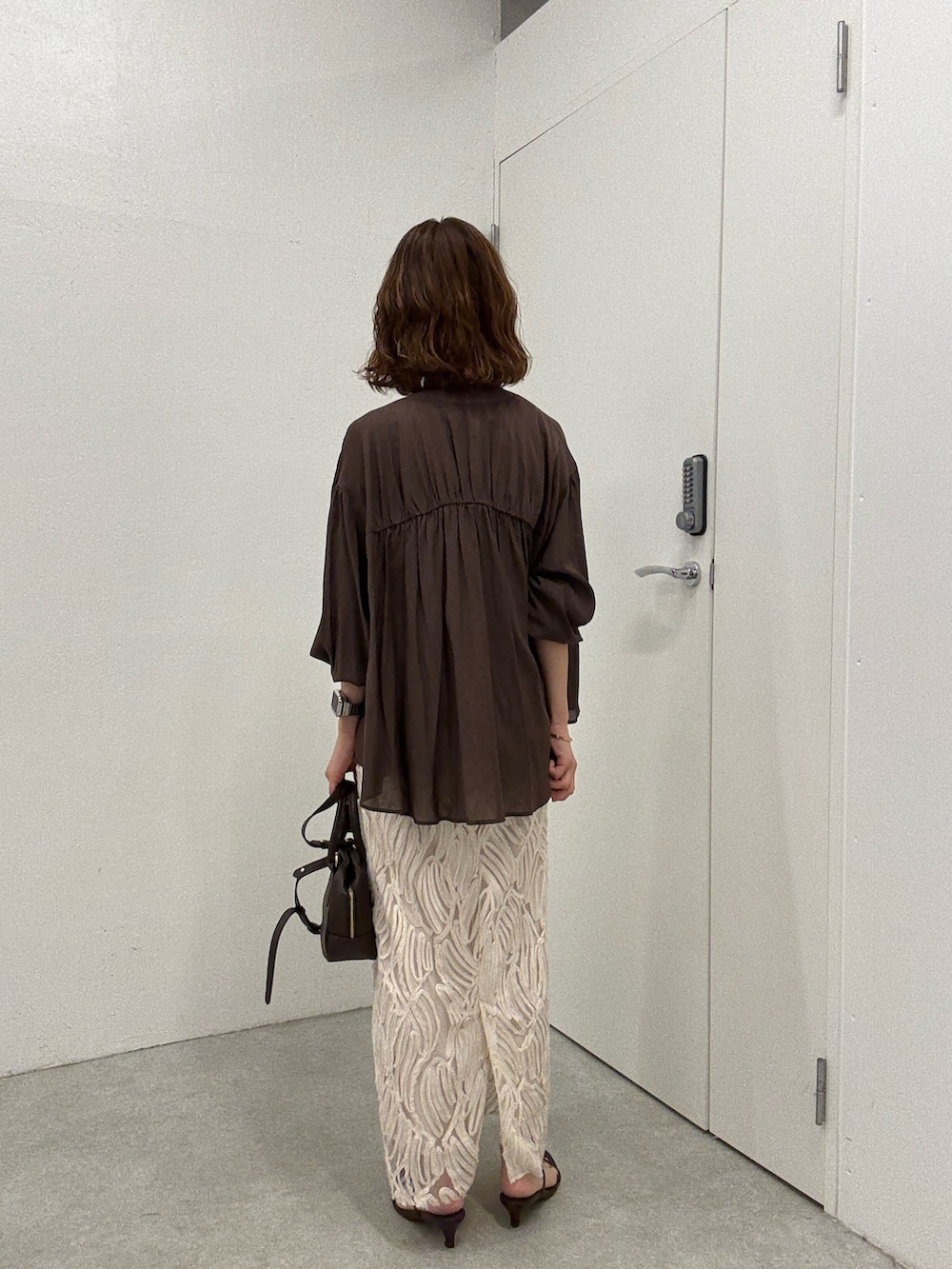 ブラウン系のシャツ/ブラウス、ホワイト系のワンピース、ブラウン系のショルダーバッグを着用したレディースの夏コーディネートの3枚目の写真