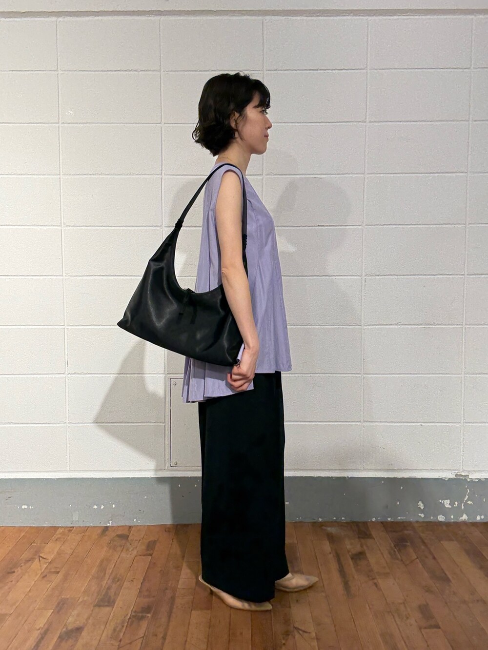 パープル系のシャツ/ブラウス、ブラック系のその他パンツ、ブラック系のショルダーバッグを着用したレディースの夏コーディネートの4枚目の写真