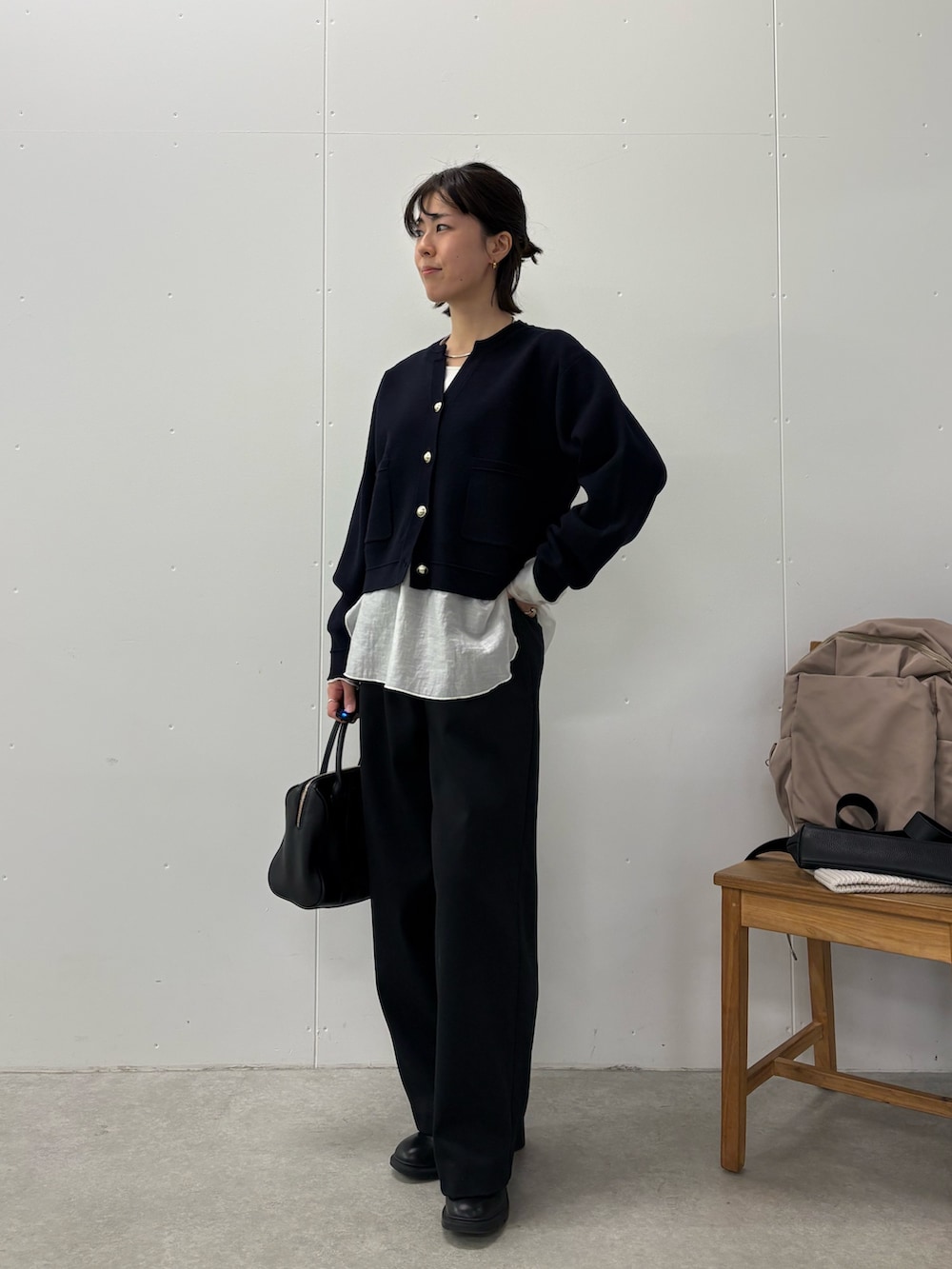 ブルー系のカーディガン/ボレロ、ブラック系のその他パンツ、ホワイト系のTシャツ/カットソーを着用したレディースの冬コーディネートの2枚目の写真