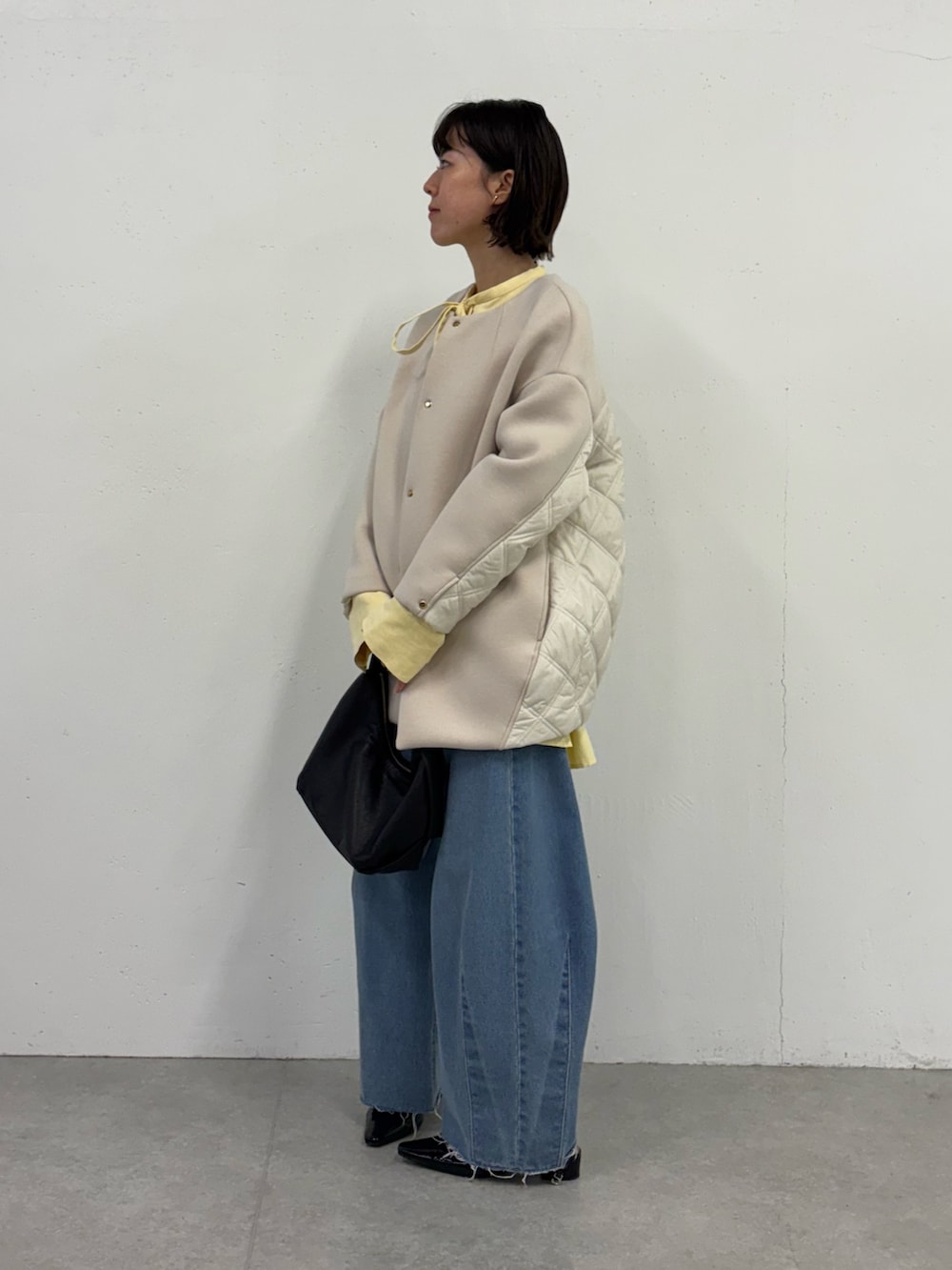 イエロー系のシャツ/ブラウス、ベージュ系のその他アウター、ブルー系のデニムパンツを着用したレディースの秋コーディネートの5枚目の写真