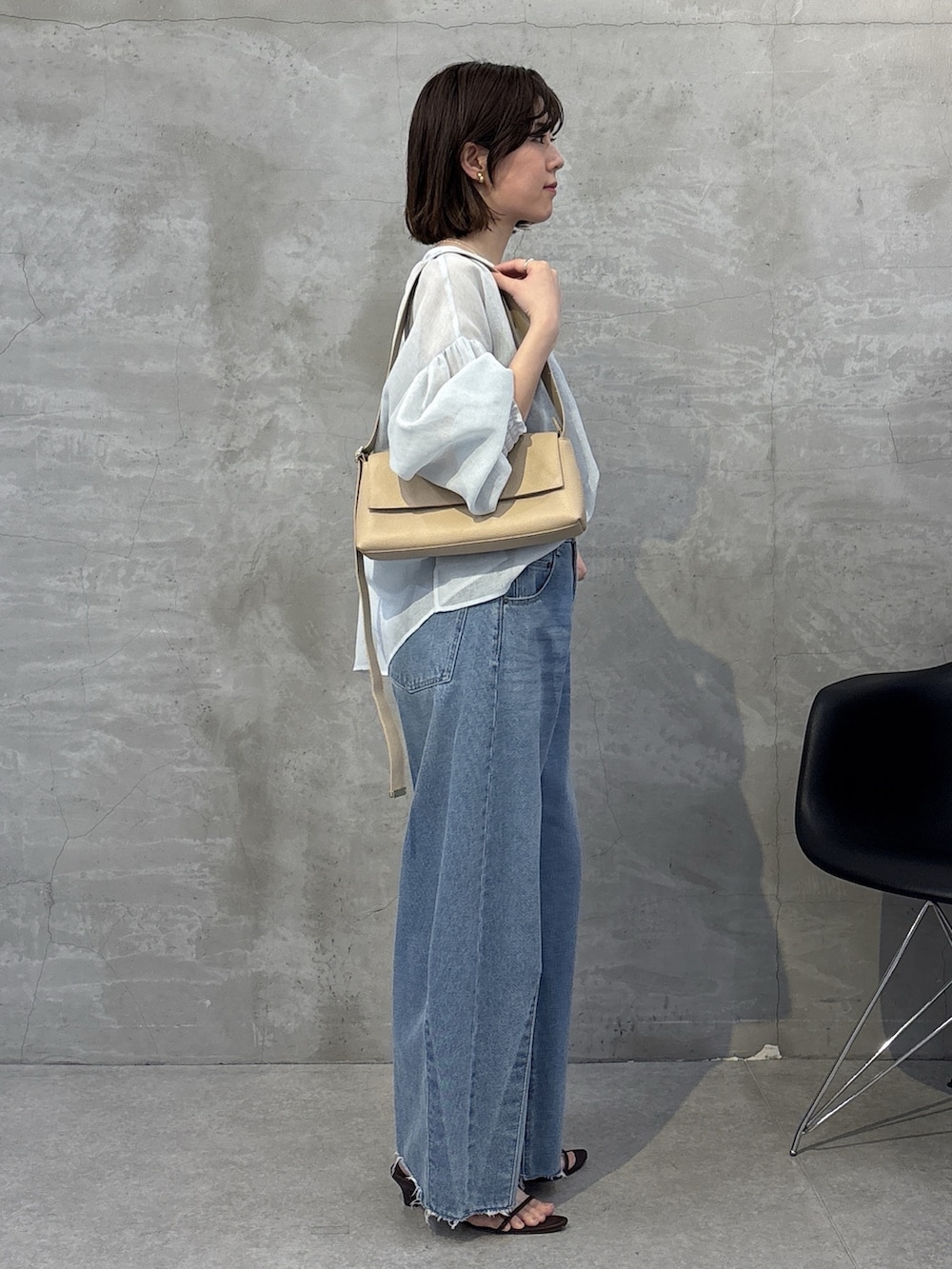 ブルー系のシャツ/ブラウス、ブルー系のデニムパンツ、ベージュ系のショルダーバッグを着用したレディースの冬コーディネートの5枚目の写真