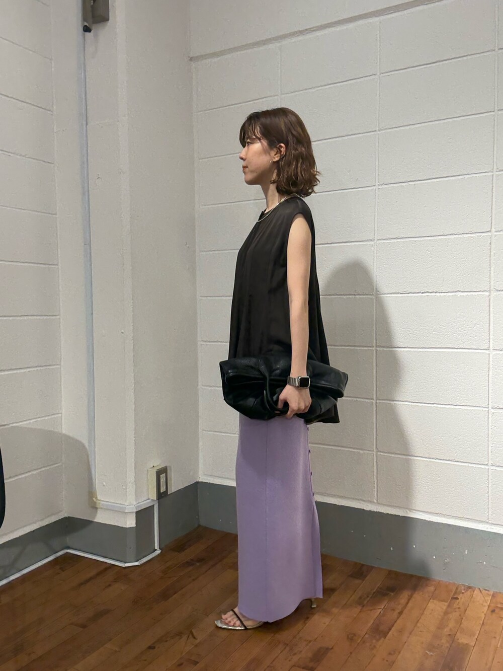 ブラック系のショルダーバッグ、ブラウン系のシャツ/ブラウス、パープル系のスカートを着用したレディースの夏コーディネートの2枚目の写真